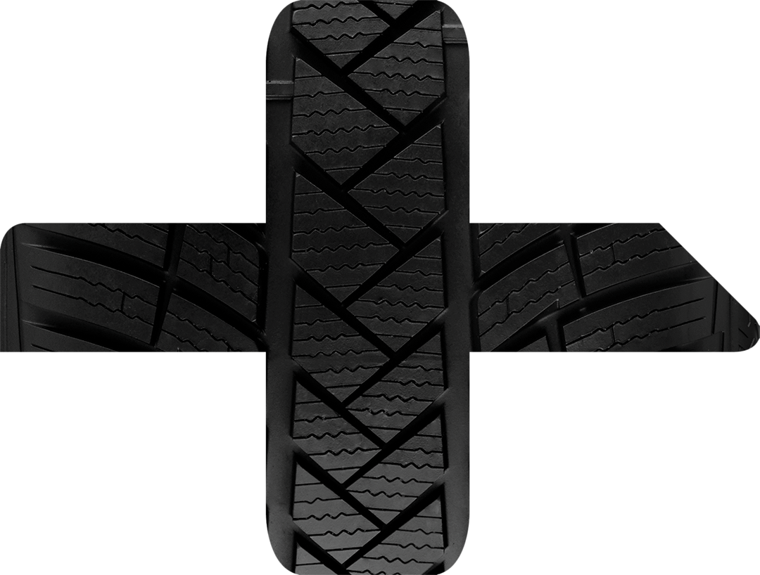 Vista en primer plano de un neumático con el símbolo de reciclaje.