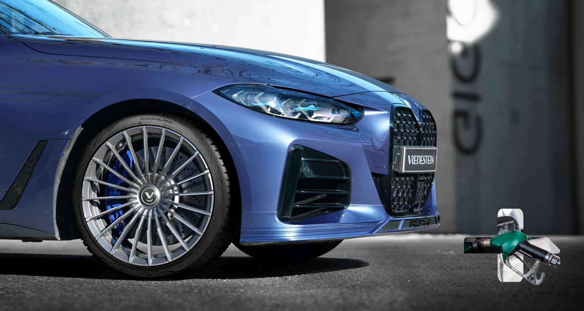 Vista lateral de un automóvil con “Quatrac Pro+” en el neumático, con un símbolo de signo más, que muestra un ícono de bomba de gasolina en la esquina inferior derecha.