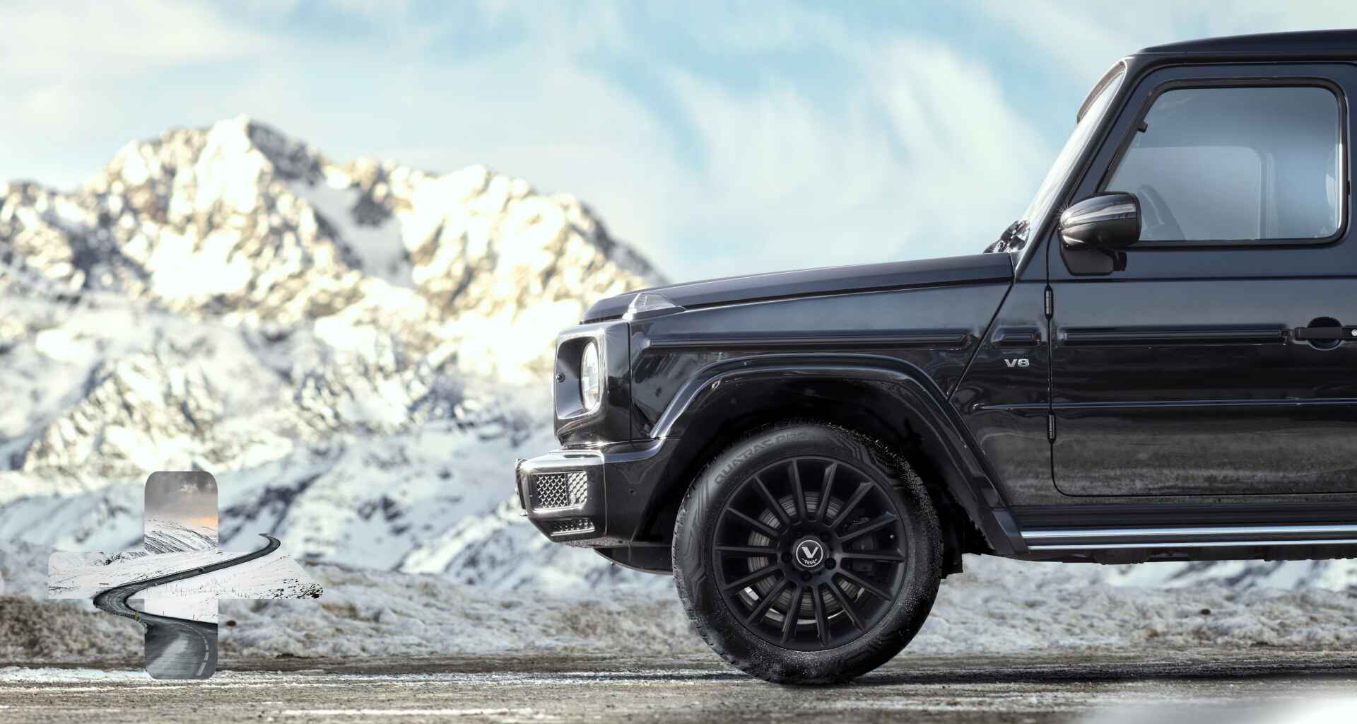 Vista lateral de un automóvil con un escenario de montaña nevada y un neumático visible.